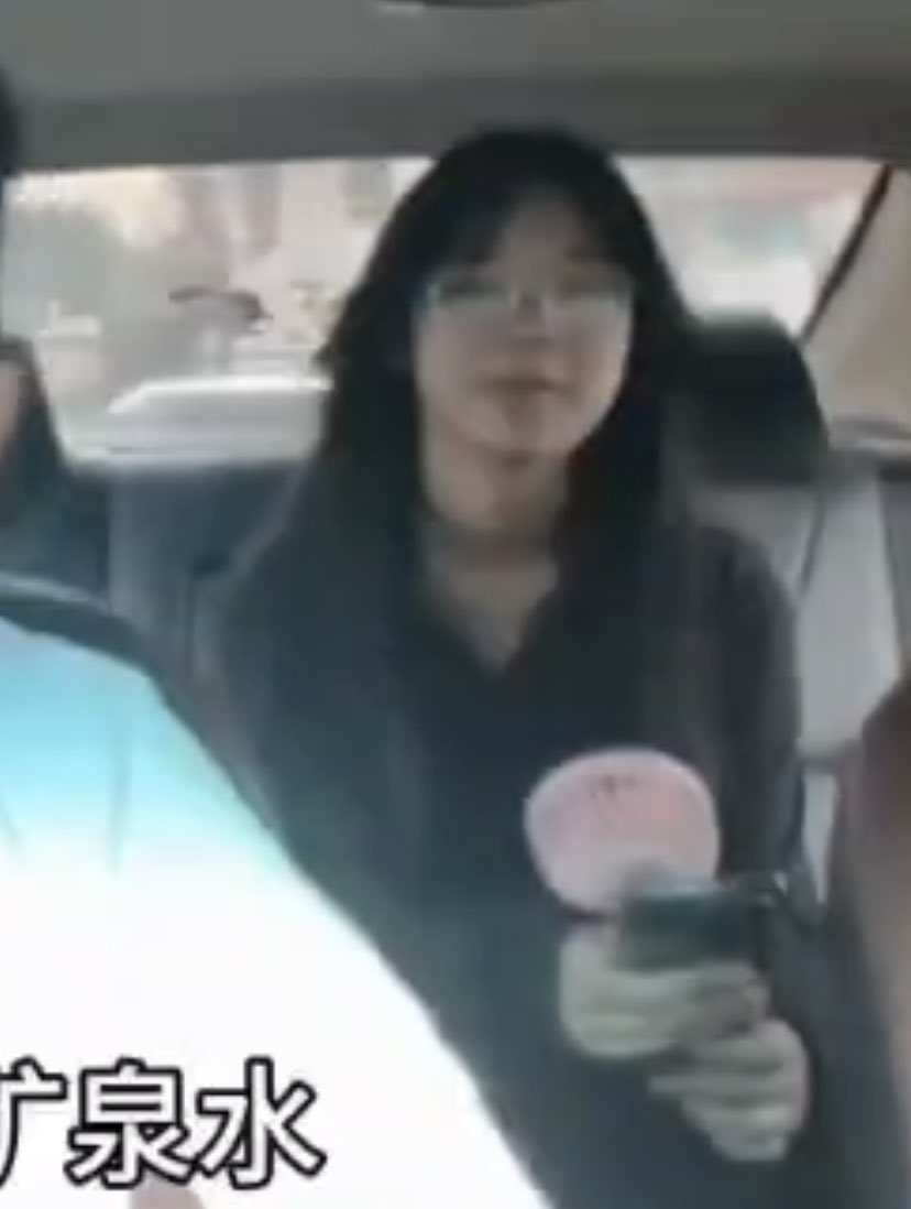 LUOXIANG_PMTQ's tweet photo. 不愧是中共治下的女人啊，又当又立！
这特么是没碰到狠人，碰到狠人你特么就从热心市民变成美丽冻人了！躺停尸房那种！
谁认识这婊子，给他她爆点料！ https://t.co/haKJRGtOfP