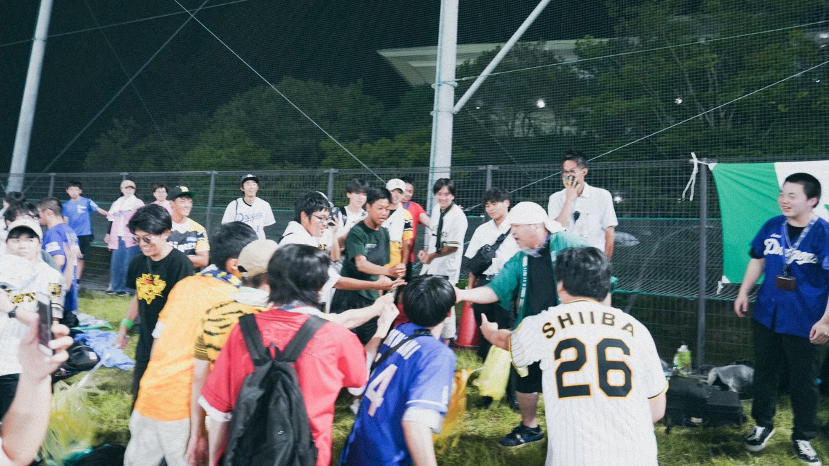 Green_Press_'s tweet photo. 【フレッシュオールスター 試合後「ジャンケン大会」動画アップしました】
https://t.co/oYSdwzY23Q 
試合に負けても、ホークスの応援団はウエスタン各球団のファン、ただではお帰ししません!! 鷹狂美術部渾身の即席作、纏と箒をめぐるジャンケン大会です。姫路の夏の熱戦、夜ふかしのお供にどうぞ。 https://t.co/9AXDBmpUAW