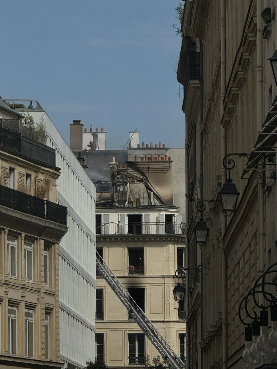 Sirown4's tweet photo. @PompiersParis https://t.co/kPec0v3Bw0