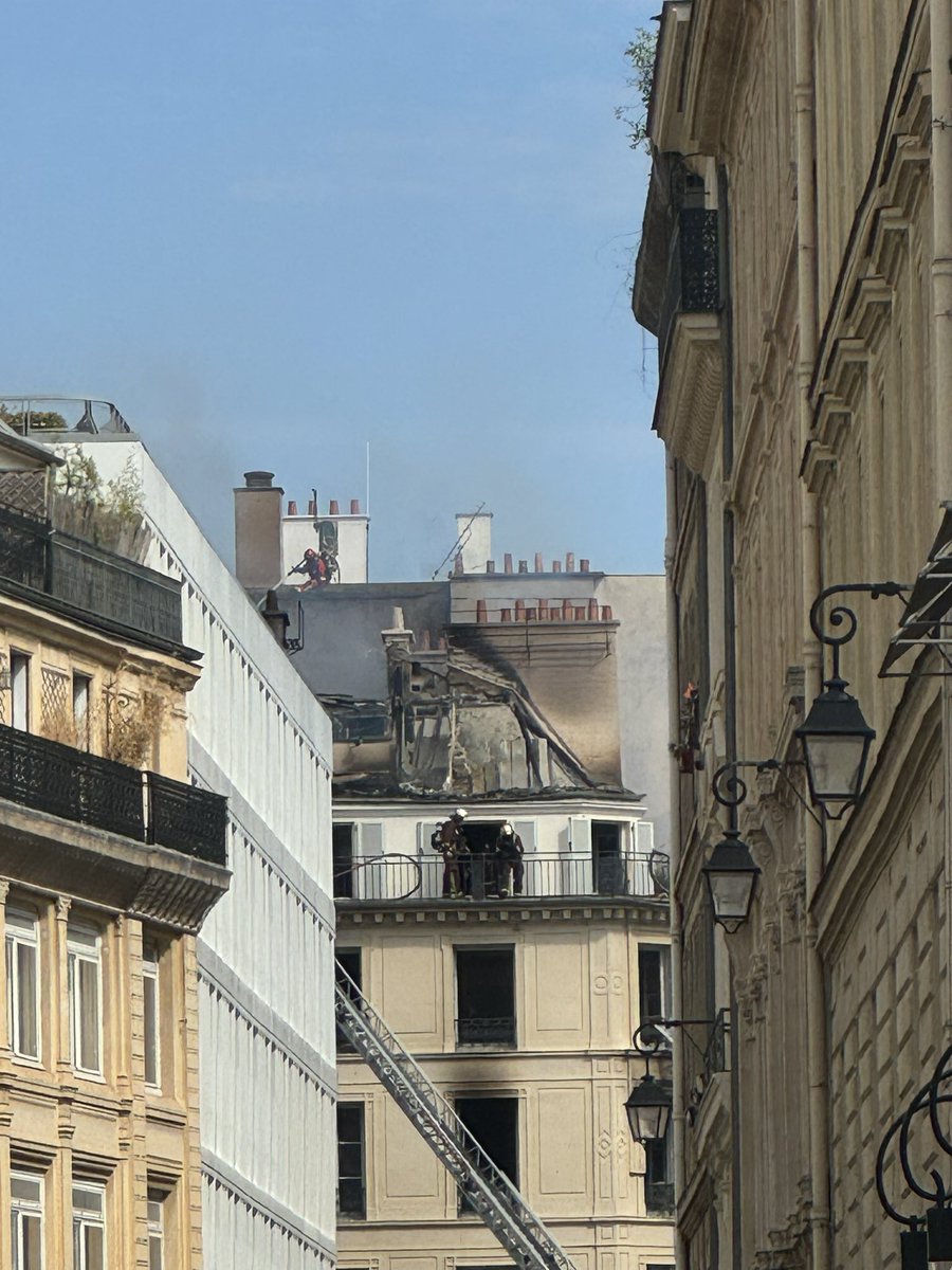 Sirown4's tweet photo. @PompiersParis https://t.co/kPec0v3Bw0