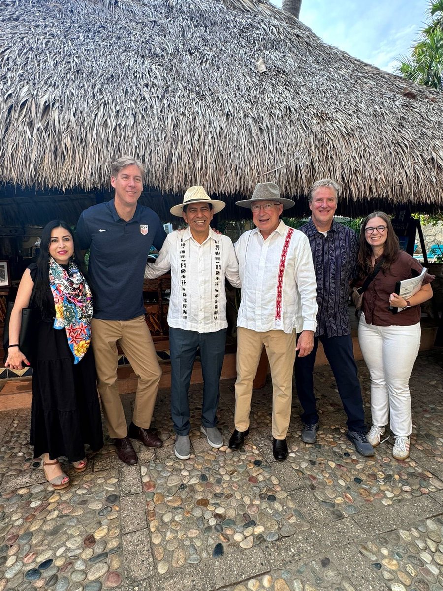 Es un gusto recibir nuevamente en Oaxaca al embajador de Estados Unidos en México, Ken Salazar (<a href="/USAmbMex/">Embajador Ronald Johnson</a>). Estamos por iniciar el recorrido por la autopista Barranca Larga-Ventanilla. ¡Que tengan un excelente día!