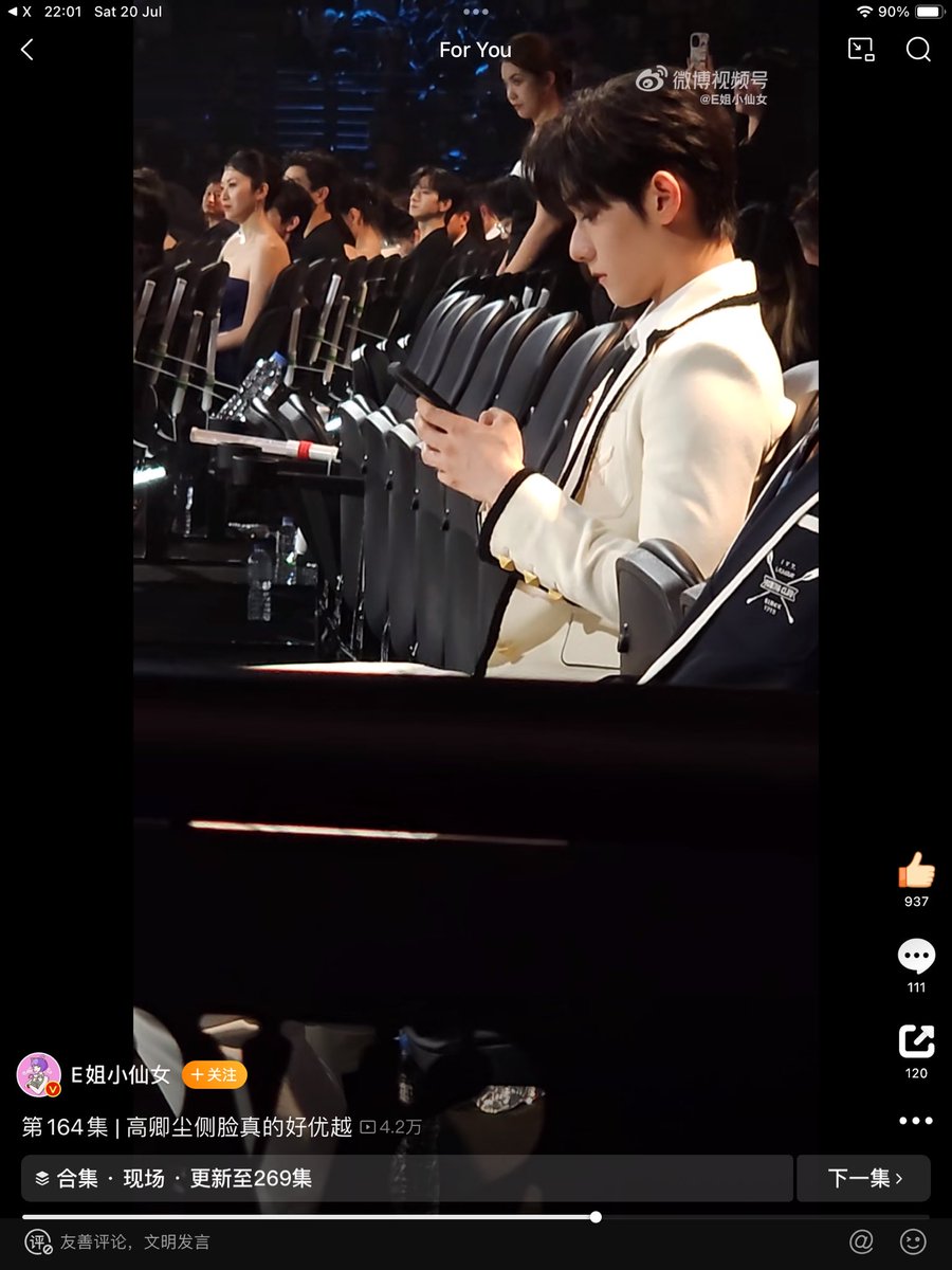 Penguin_SH247's tweet photo. ในรายการไห่เทาเกอ ชมท่าทางนายบ่อยๆ ว่า การวางตัวดี มีคนอื่นชมด้วย แล้วทุกครั้งที่โดนเกอชมแบบนี้ ฮีจะสงสัยตัวเอง มองหากระจกแล้วลองดูท่าทางการเดินของตัวเองตอนปกติแล้วก็คิด “ดีตรงไหนเนี่ย? ผมมองหาจุดนั้นไม่เจอ?” ไม่นับว่าตัวเองท่าทางดีอะไร เพราะฝึกมา ไม่ได้เกิดมาเป็นเลย https://t.co/3k64HWU5aR