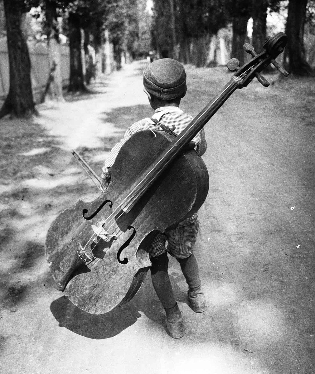 fubiz's tweet photo. Boy with Chello, Hungary, 1931 ✨ by Éva Besnyő
#bnw #chello #hungary #travel https://t.co/xnVo7JkLQ9 https://t.co/eUbTMpgcgF