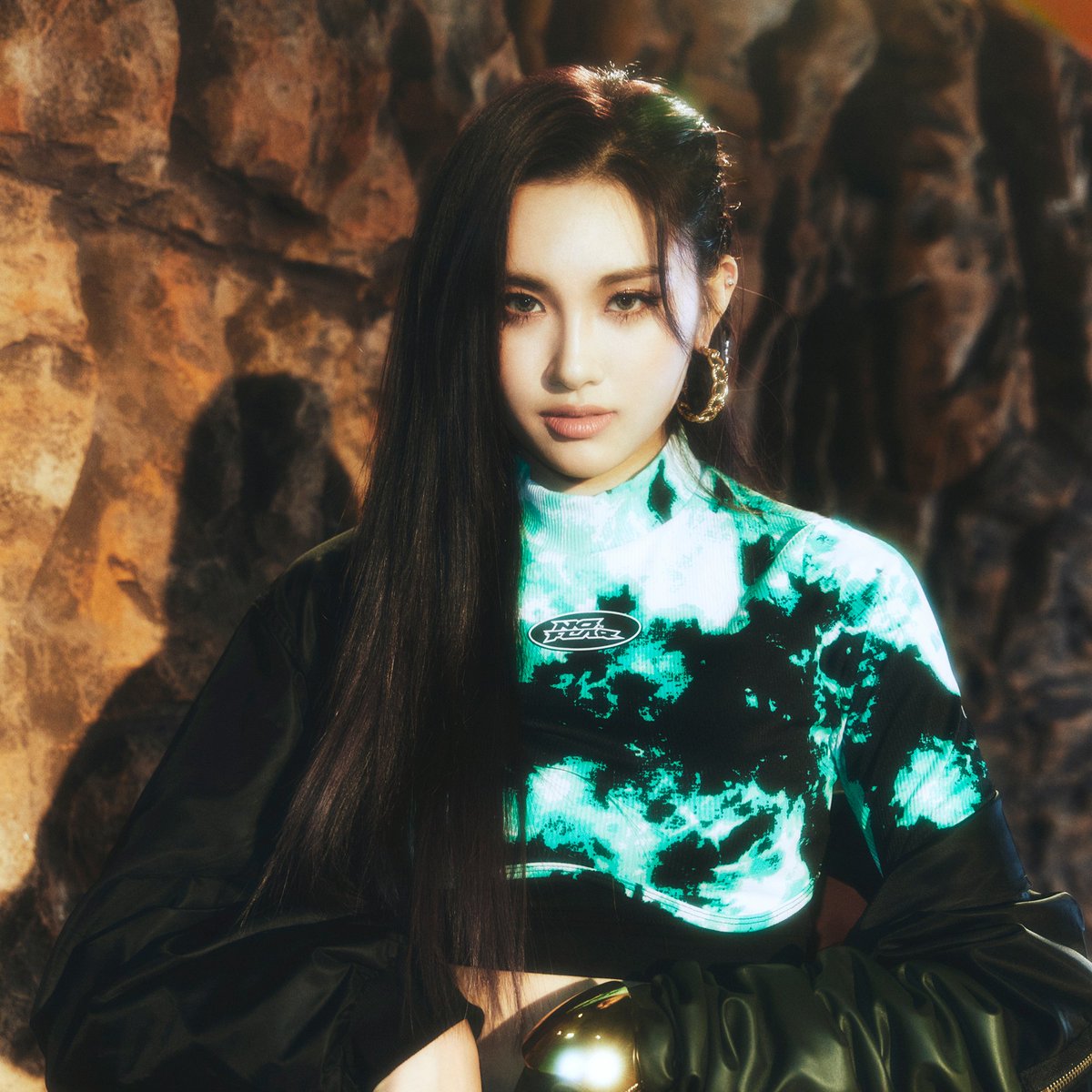 TOP100KPOP's tweet photo. Happy 24th birthday to EVERGLOW's AISHA! 🥳🎉 https://t.co/iDt93udIk9
