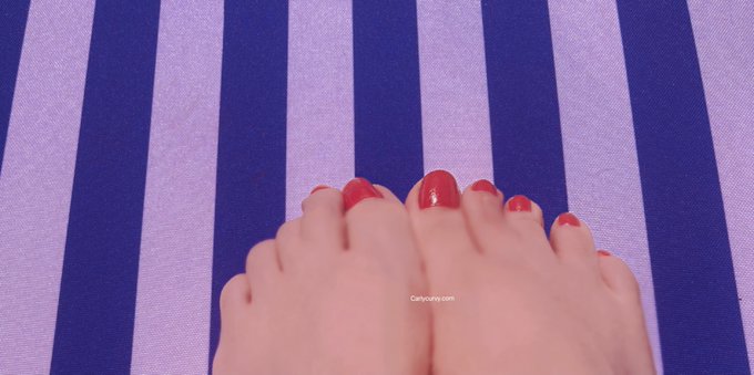 Bikini and just painted toes 😘 https://t.co/B1bMDePIk1