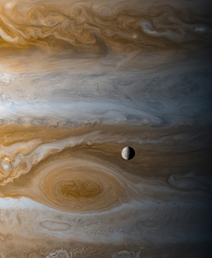 MAstronomers's tweet photo. Europa with Jupiter in the background. https://t.co/NTsWyr4mFs