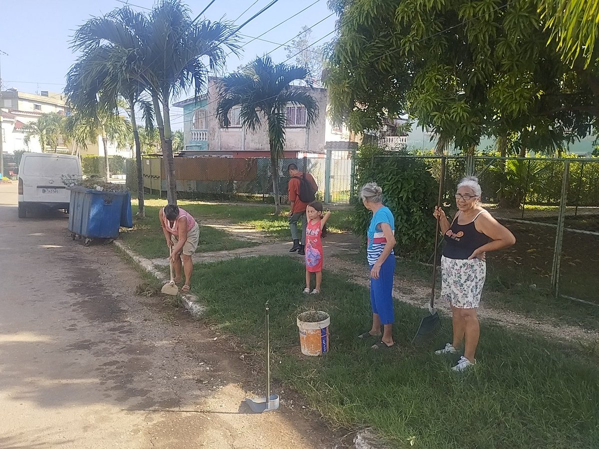 karlamcb2013's tweet photo. En saludo al día de la Rebeldía Nacional , desde el barrio... Trabajo voluntario para embellecer el entorno. 
#GenteQueSuman https://t.co/0zFFZriQLh