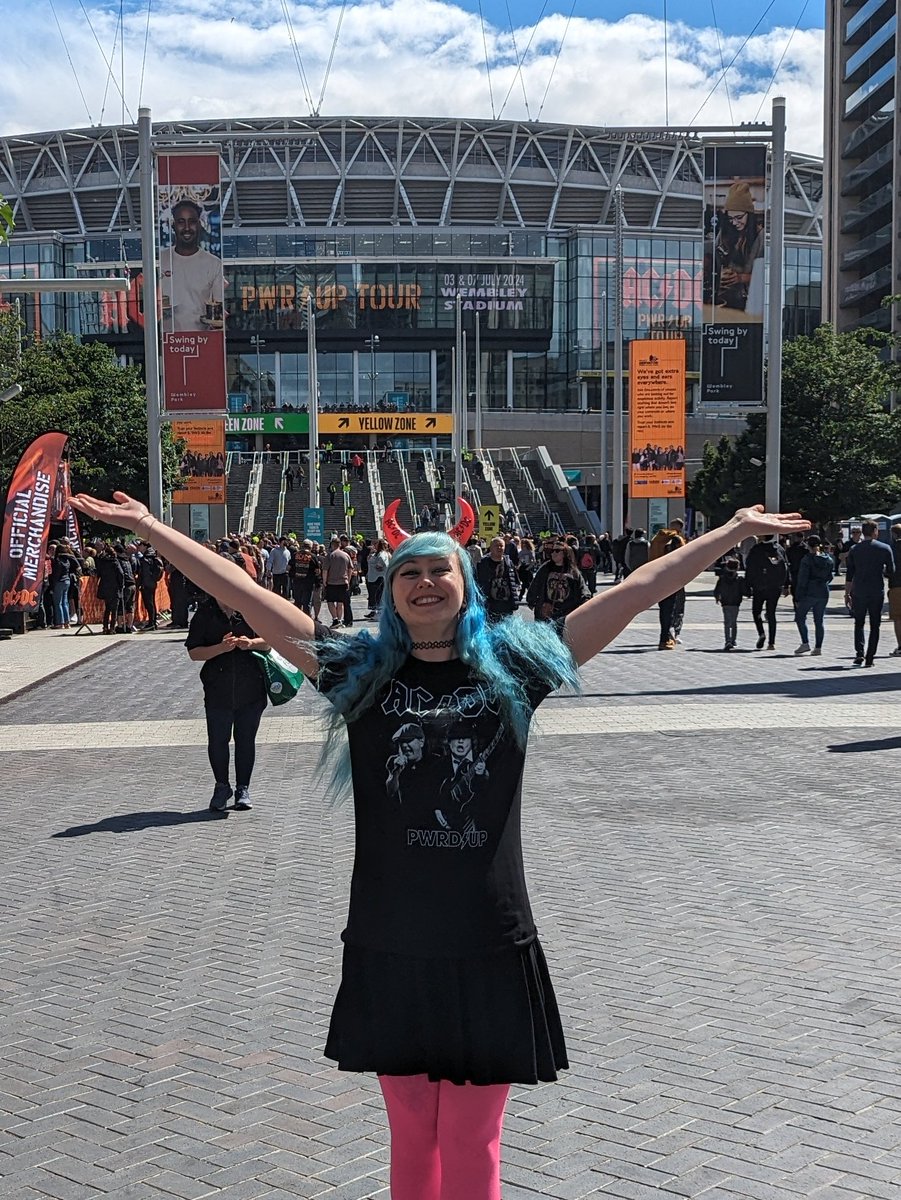 HannahsBooks101's tweet photo. Non-bookish post but I had the time of my life last week! Such an incredible evening! https://t.co/bZJ3TFLF2N