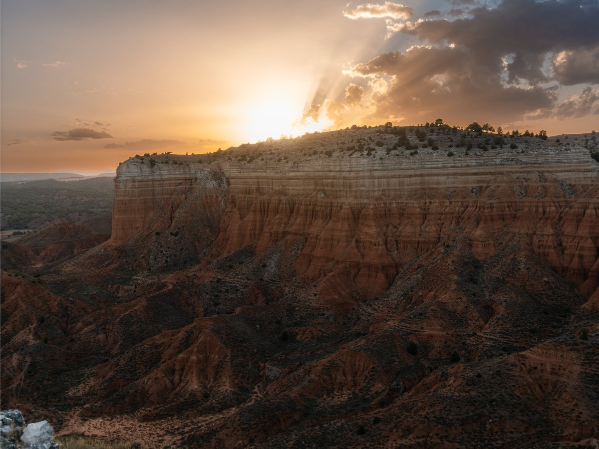 mobymaybe's tweet photo. Always follow the light that shines from inside you. ✨💫

Shout-out to amazing @m4ryfox for this beautiful capture of the Cañon Rojo de Teruel, Spain. 😍😍😍

May you always be in the embrace of the golden light 💙💛💙

#Teruel #redcanyon #photography #crazylight https://t.co/n2KTOo4f75