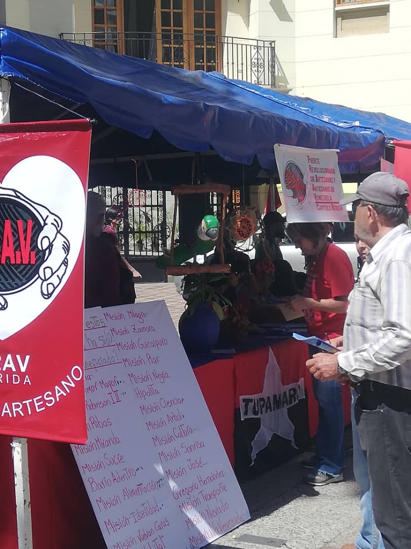 TUPAMARO continúa en la calle, nuestra militancia Rebelde con mucha alegría y moral en constante agitación enseñando a votar este 28J por nuestro presidente <a href="/NicolasMaduro/">Nicolás Maduro</a>  en nuestra tarjeta TUPAMARO 
#VenezuelaPintaBonito 
#TupamaroConNico 
#VotaTupamaro