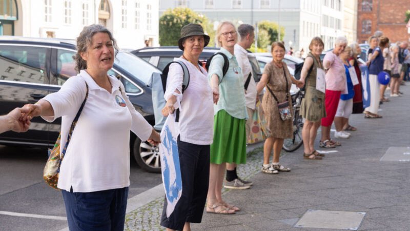 kripp_m's tweet image. Friedenskette zwischen ukrainischer und russischer Botschaft - Willy Brandts Sohn unterstützt 

👉Mit einer Menschenkette zwischen der ukrainischen und russischen Botschaft haben Menschen heute am 20.07.2024 ihren Appell zu Friedensverhandlungen und einem Ende des Krieges in der…