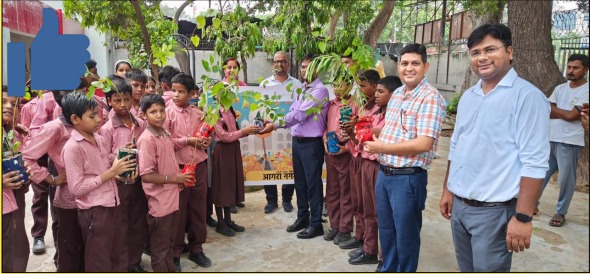 SwachhBharatGov's tweet photo. Spreading Smiles😃

Agra Municipal Corporation celebrated #WorldSmileyDay to transform city cleanliness. Collaborating with Tulip interns and SHG women, the city was decorated with smiley-themed rangolis, promoting crucial cleanliness practices like waste segregation.  #SBMU https://t.co/DxhZajM26Q