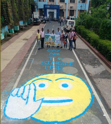 SwachhBharatGov's tweet photo. Spreading Smiles😃

Agra Municipal Corporation celebrated #WorldSmileyDay to transform city cleanliness. Collaborating with Tulip interns and SHG women, the city was decorated with smiley-themed rangolis, promoting crucial cleanliness practices like waste segregation.  #SBMU https://t.co/DxhZajM26Q