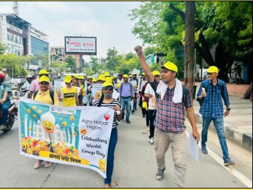 SwachhBharatGov's tweet photo. Spreading Smiles😃

Agra Municipal Corporation celebrated #WorldSmileyDay to transform city cleanliness. Collaborating with Tulip interns and SHG women, the city was decorated with smiley-themed rangolis, promoting crucial cleanliness practices like waste segregation.  #SBMU https://t.co/DxhZajM26Q