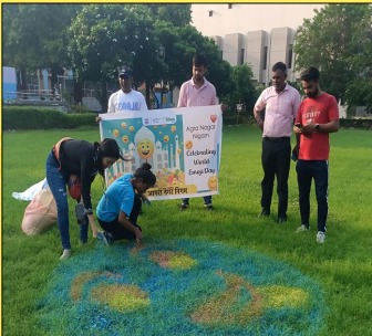 SwachhBharatGov's tweet photo. Spreading Smiles😃

Agra Municipal Corporation celebrated #WorldSmileyDay to transform city cleanliness. Collaborating with Tulip interns and SHG women, the city was decorated with smiley-themed rangolis, promoting crucial cleanliness practices like waste segregation.  #SBMU https://t.co/DxhZajM26Q