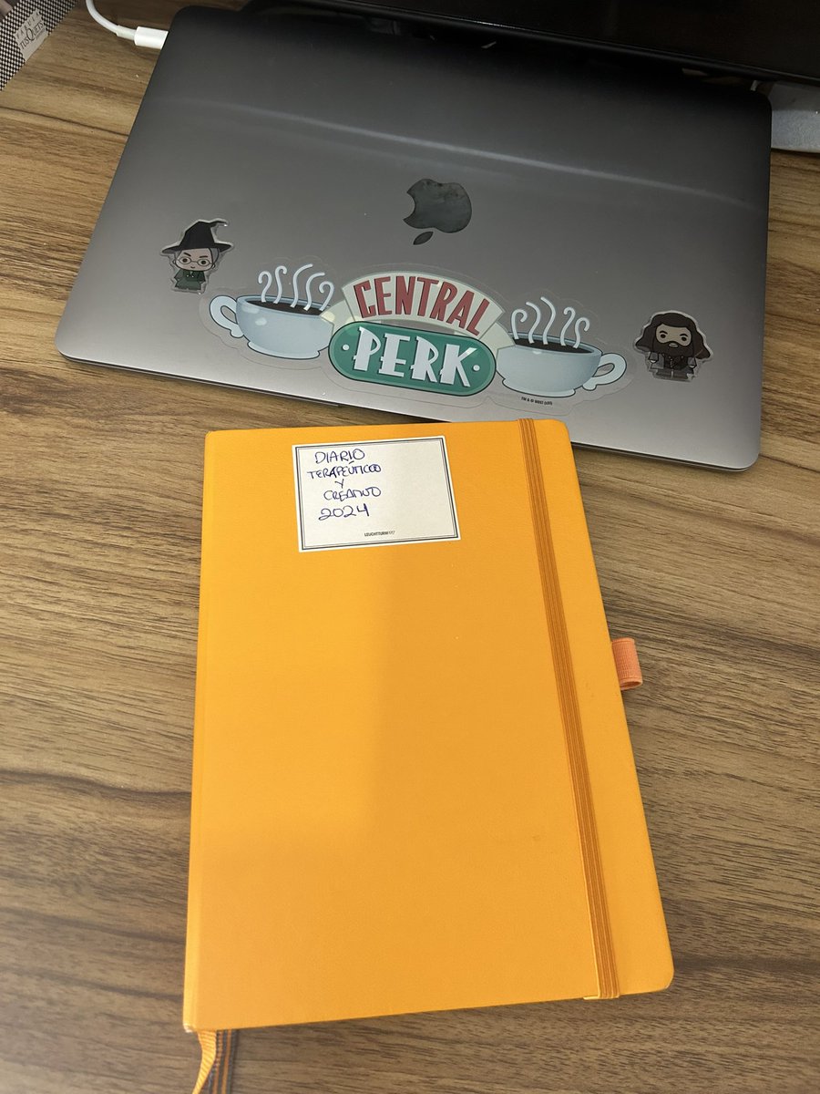 ivonosorio4's tweet photo. Hoy ha sido una mañana de escribir mis tres páginas en el diario, caminar una milla escuchando una entrevista al escritor Javier Castillo y meditar. ✅✅✅✅ . Carpe diem #casitasocial #leuchtturm1917 #pilotprecise #insighttimer @Leuchtturm1917 https://t.co/ul3FPRzjwP