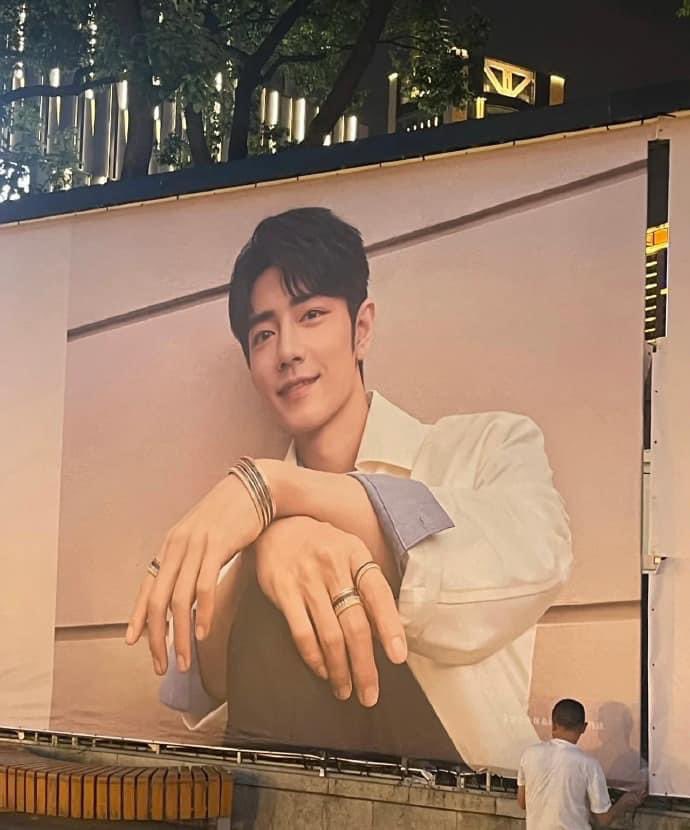 XZFCTH1005's tweet photo. ยอดเยี่ยม​ ยิ่งใหญ่​ เกรียงไกร​ ✨

เพิ่งเปิดตัวแคมเปญ​ใหม่ได้​ 2 วัน​ 
แต่​ Boucheron พร้อมมาก​!!
ขึ้นป้ายโฆษณา​ยาวตลอดแนวในย่านถนนสายธุรกิจของเซี่ยงไฮ้​👍🏻 #XiaoZhanxBoucheron

📍 พิกัด: ริมกำแพงถัดจากโรงแรม​ Shanghai JC Mandarin, West Nanjing Rd. Shanghai 

ปล. อยากไปเช็คอินเลยเนี่ยย 🥺
📷 : xhs
🔆 แอดข้าว

#XiaoZhan #肖战 #เซียวจ้าน​
#XiaoZhanFCThailand