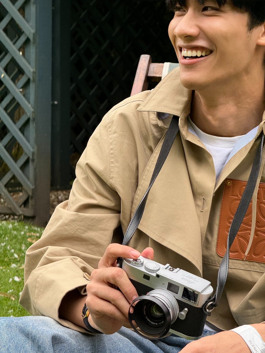 Tawan_V's tweet photo. ชีวิตที่จะมองว่าง่ายก็ง่าย จะซับซ้อนก็ซับซ้อน เราเกิดมา ดิ้นรน เอาตัวรอด ทำตามฝัน แล้วก็ตายจากไป ระหว่างทางนั้น การได้มีความสุขในแต่ละวัน หรือเป็นรอยยิ้มให้กับใครซักคน ก็ถือเป็นกำไรชีวิตแล้ว 
วันนี้ได้รอยยิ้มมาเยอะเลย ขอมาแบ่งให้ในนี้ฟรีๆนะครับ 
Happy birthday to me. My first and best 33 ever.💙🌞