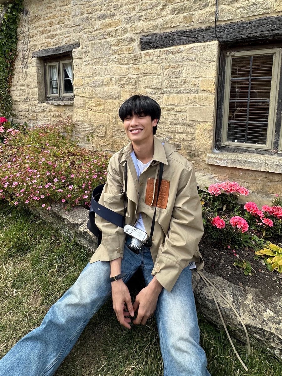 Tawan_V's tweet photo. ชีวิตที่จะมองว่าง่ายก็ง่าย จะซับซ้อนก็ซับซ้อน เราเกิดมา ดิ้นรน เอาตัวรอด ทำตามฝัน แล้วก็ตายจากไป ระหว่างทางนั้น การได้มีความสุขในแต่ละวัน หรือเป็นรอยยิ้มให้กับใครซักคน ก็ถือเป็นกำไรชีวิตแล้ว 
วันนี้ได้รอยยิ้มมาเยอะเลย ขอมาแบ่งให้ในนี้ฟรีๆนะครับ 
Happy birthday to me. My first and best 33 ever.💙🌞
