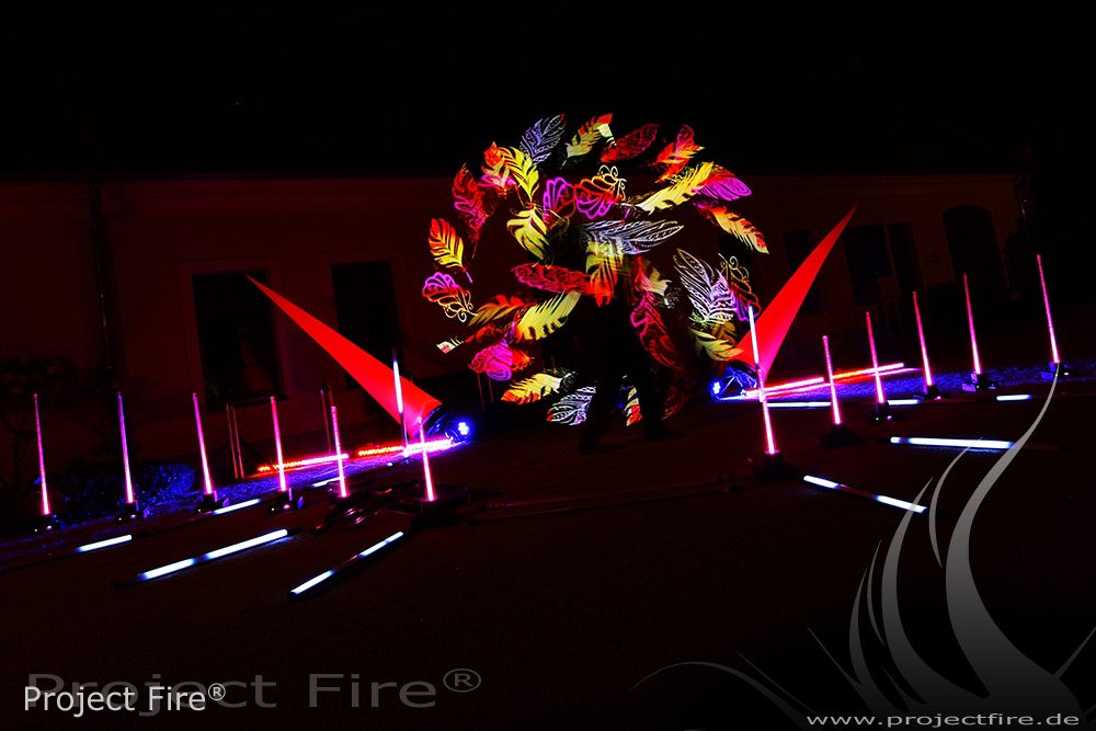 projectfire2011's tweet photo. Kleiner Vorgeschmack auf das Hochzeitsspektakel gestern im Fürst Pückler Park Bad Muskau #projectfire #badmuskau #fürstpücklerpark #fürstpücklerparkbadmuskau #hochzeit #show #geschenk #lichtshow #lightshow #lighttoys #ledartists #lightperformance #poiperformance https://t.co/lwcn0vF549