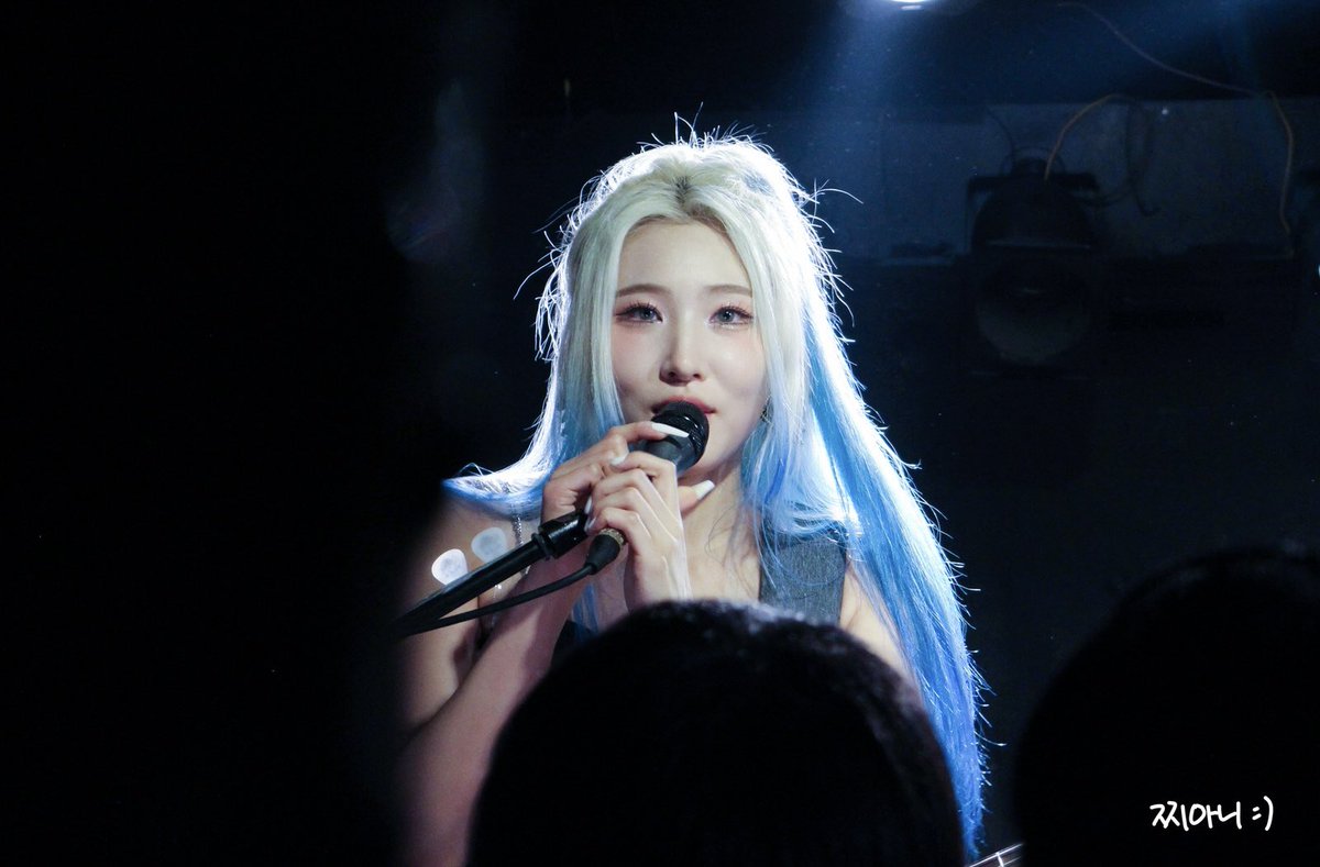 zzianee_e's tweet photo. 240720 홍대 클럽 FF 공연

Goat 하다 …
먼가 이렇게 저렇게 보정을 했는데
갑자기 엉니가 겨울왕국 집어삼켯다..
엉니가 겨울공주가 되어버렷다
❄️❄️❄️❄️❄️❄️❄️❄️❄️

#choihyunjung  #롤링쿼츠 #최현정
#RollingQuartz  

@HyunJung0__0 https://t.co/dZYI5qOew1