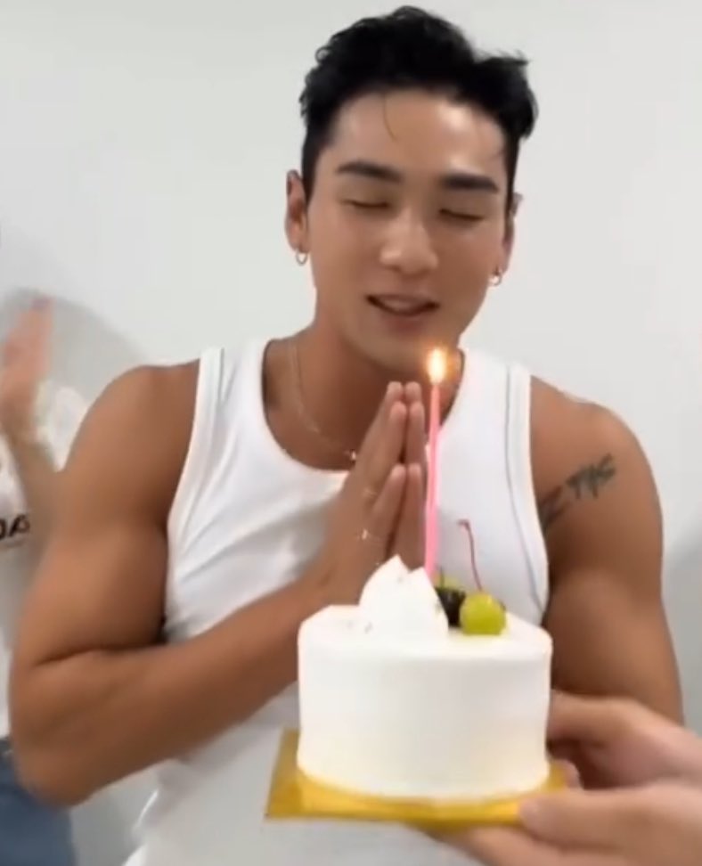 lollapang's tweet photo. 귀염둥이 꼭 소원빌 때 눈 꼭 감아 ☺️🙏🏻
댄스팀 너무 고마워요 서프라이즈 짱 🎂🫶🏻 https://t.co/N03fOfe1ti