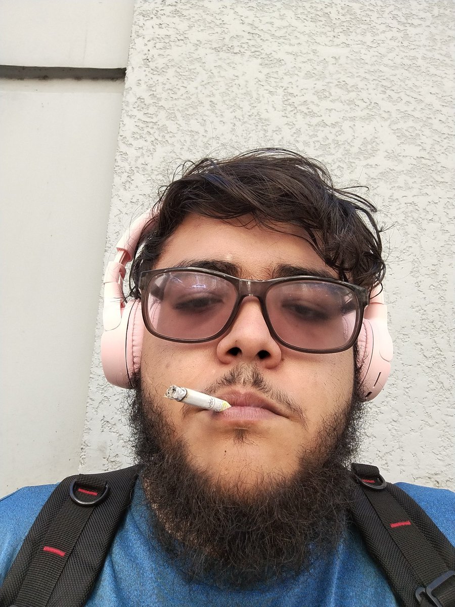 Akkill_'s tweet image. Cigarrinho pós treino pq ngm é de ferro