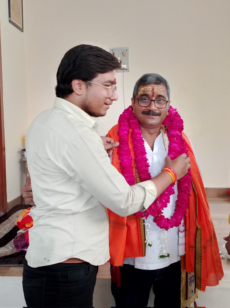atulseth911's tweet photo. वाराणसी शहर दक्षिणी के लोकप्रिय विधायक और पूर्व राज्यमंत्री उ0प्र0 सरकार बड़े भाई डा नीलकंठ तिवारी जी को जन्मदिन की कोटि-कोटि बधाई एवं शुभकामनाएँ...🥰♥️

     #हर_हर_महादेव 
@NeelkanthAd #जिंदाबाद https://t.co/jm67FJeD5g
