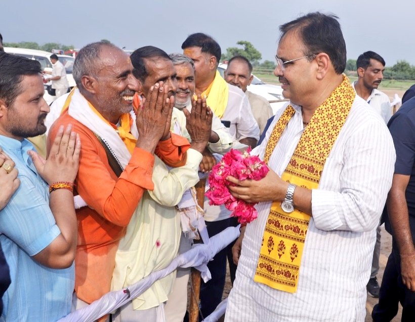 इस निश्चल प्रेम को पाकर ~ नतमस्तक हूँ, अभिभूत हूँ! 

पूंछरी का लोठा, डीग आगमन पर हेलीपैड पर जनप्रतिनिधियों, भाजपा कार्यकर्ताओं व देवतुल्य जनता-जनार्दन द्वारा किए स्नेहपूर्ण स्वागत-सम्मान हेतु सभी का हृदयतल से आभार एवं धन्यवाद।