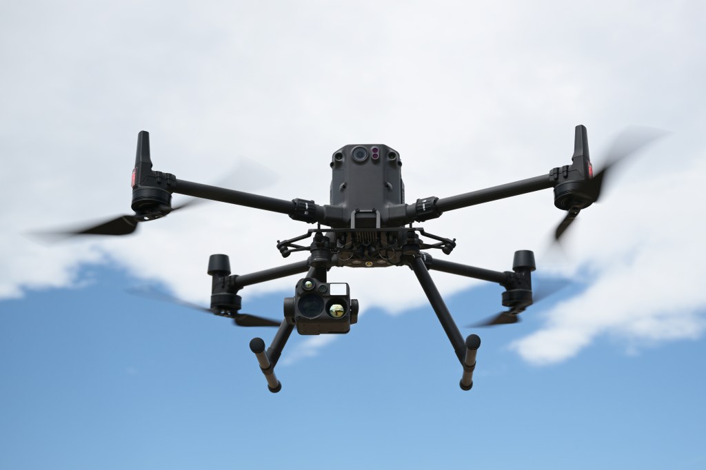 HacksHackersCO's tweet photo. On NYC beaches, angry birds fight drones patrolling for sharks and struggling swimmers https://t.co/koZmdQr1PK via @denverpost https://t.co/IbK0v23rxp