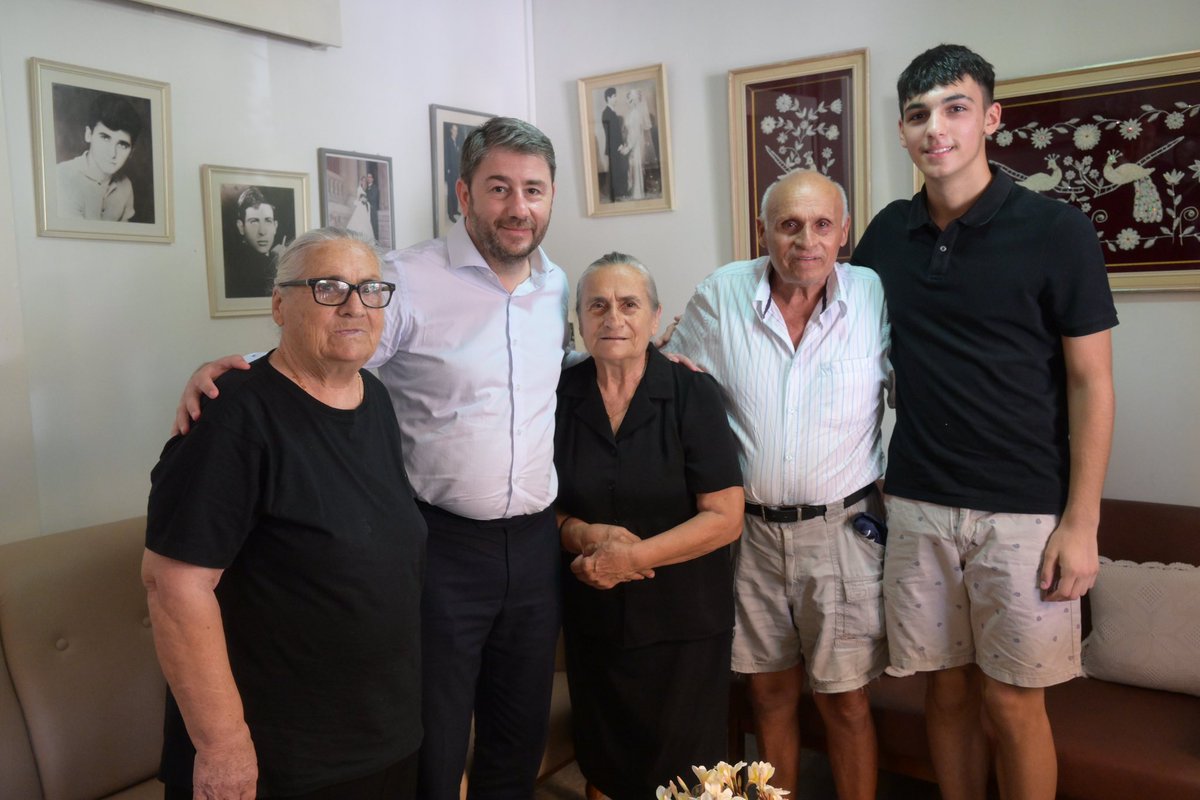 androulakisnick's tweet photo. «Αγωνιζόμαστε όλες οι γυναίκες να κρατήσουμε τη μνήμη ζωντανή και να την παραδώσουμε στα παιδιά μας, στους νέους. Εμείς φεύγουμε από τη ζωή. Πρέπει να ξέρουν τα παιδιά μας τι έγινε το 1974. Εκείνο το πρωινό της 20ης Ιουλίου ξυπνήσαμε από τις εκρήξεις. Άρχισα να φωνάζω στον άντρα μου: “Ανδρέα τι γίνεται;”. Και μου απάντησε πως ήρθαν οι Τούρκοι. Τον πυροβόλησαν και εκείνον και το παιδί μας. Πληγώθηκε αλλά συνέχισε να κρατά το κεφάλι του πατέρα του και δεν με αφήναν να πάω να πιάσω το μωρό μου. Αυτά δεν μπορούν να φύγουν από τη μνήμη μας, κι ας λένε ότι πέρασαν 50 χρόνια».

Όση ώρα μου μιλούσε αυτή η γυναίκα-σύμβολο της κυπριακής τραγωδίας, δεν μπορούσα να μην κάνω εικόνα τα λόγια της. Σαν σήμερα πριν 50 χρόνια, η Χαρίτα Μάντολες έχασε 18 μέλη της οικογένειάς της στην τουρκική εισβολή στην Κερύνεια. Στη συνέχεια πρωτοστάτησε στον αγώνα για τους αγνοούμενους, εμπνέοντας με τη δύναμή της. Σήμερα μου έκανε τη μεγάλη τιμή να με υποδεχθεί στο σπίτι της στη Λεμεσό. Έφυγα συγκινημένος, συγκλονισμένος. Και πεπεισμένος ότι όσο υπάρχει ζωντανή μνήμη, θα υπάρχει και αγώνας για μια δίκαιη λύση στην Κύπρο.