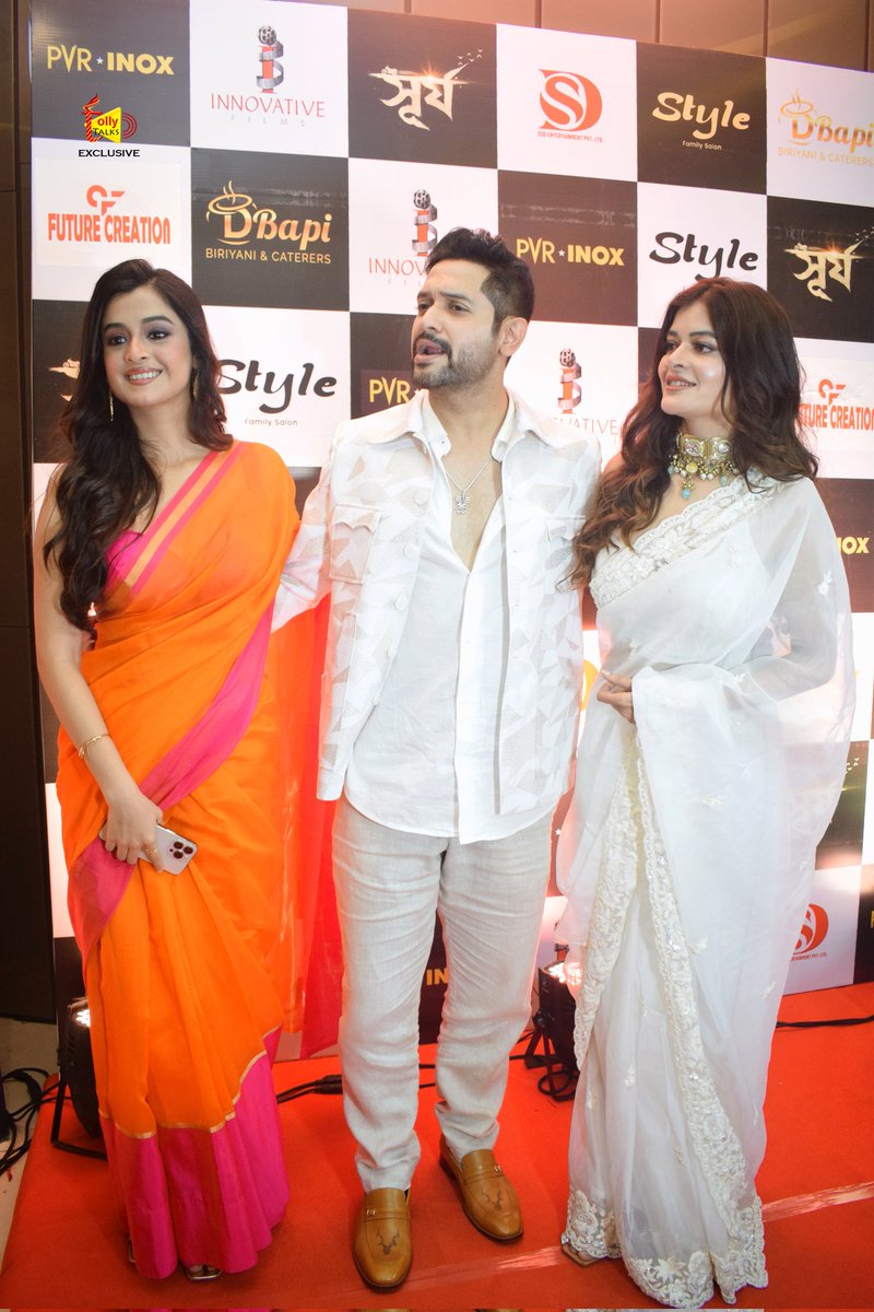 TollyTalks_'s tweet image. শুধুমাত্র আকাশেই নয় গতকাল থেকে সূর্য দেখা যাচ্ছে সিনেমা হলেও।

Madhumita Vikram Chatterjee Darshana Banik 
#Surjo #PremiereShow