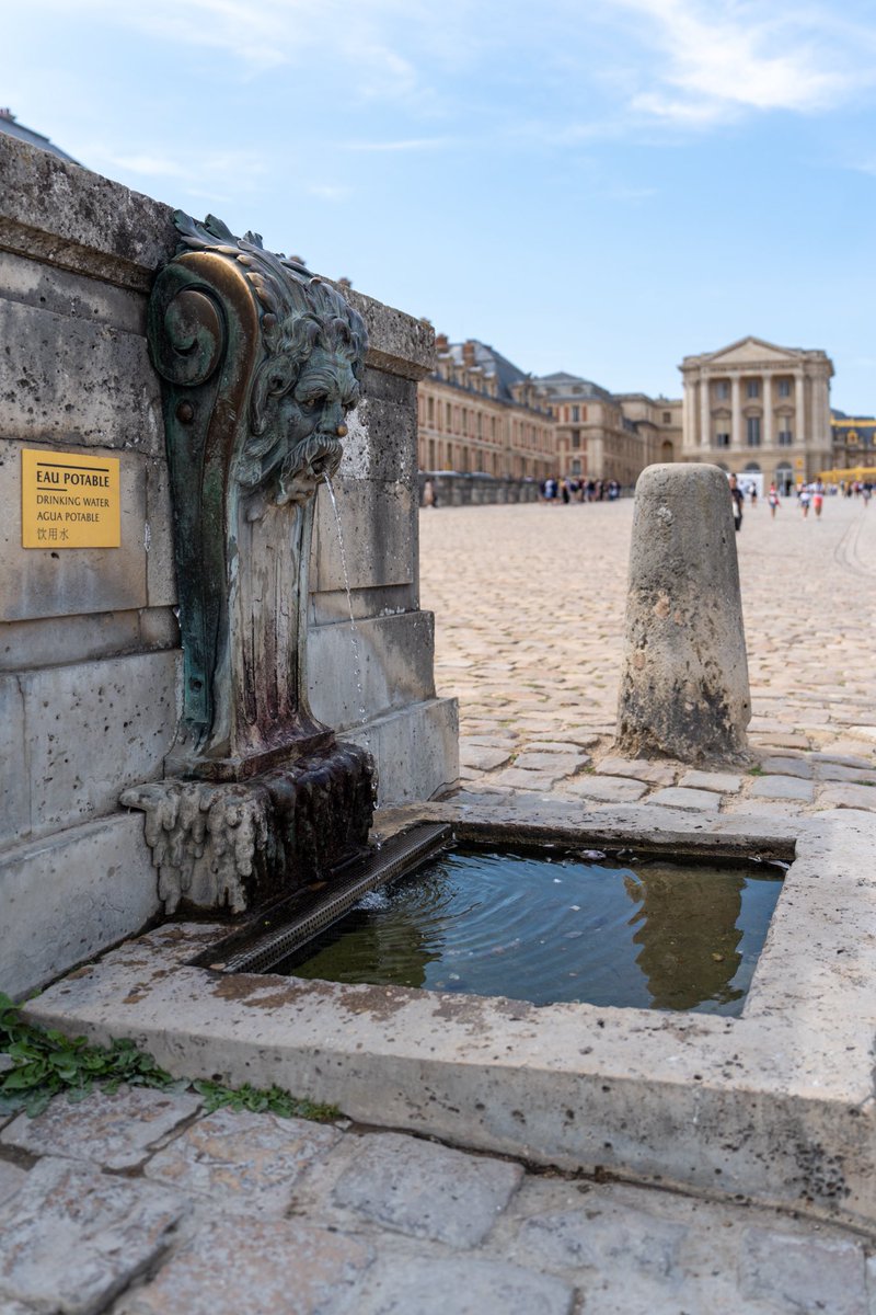 🇫🇷⛲️ Plusieurs points d'eau potable sont à votre disposition gratuitement dans l’ensemble du Domaine.

👉 bienvenue.chateauversailles.fr/fr/vue-general…