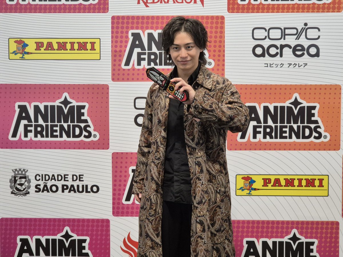 Ryota Ozawa, de #Gokaiger, fazendo sua pose clássica durante a coletiva de imprensa no #AnimeFriends2024