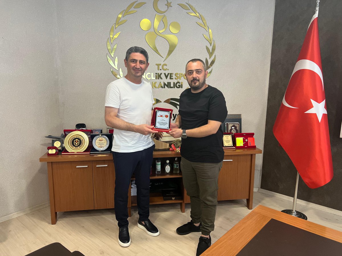 uAYurtici's tweet photo. ultrAslan Yurtiçi temsilciler toplantımız öncesinde Kahramanmaraş Gençlik ve Spor İl Müdürü Sayın Cemil Bozu makamında ziyaret ettik. 

Kendisine misafirperverliğinden dolayı teşekkür ederiz. #uAYurtiçi https://t.co/lGa9ZA09bN