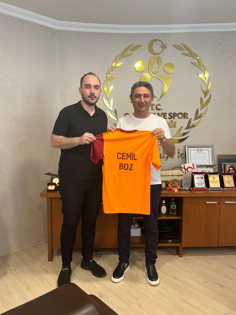 uAYurtici's tweet photo. ultrAslan Yurtiçi temsilciler toplantımız öncesinde Kahramanmaraş Gençlik ve Spor İl Müdürü Sayın Cemil Bozu makamında ziyaret ettik. 

Kendisine misafirperverliğinden dolayı teşekkür ederiz. #uAYurtiçi https://t.co/lGa9ZA09bN