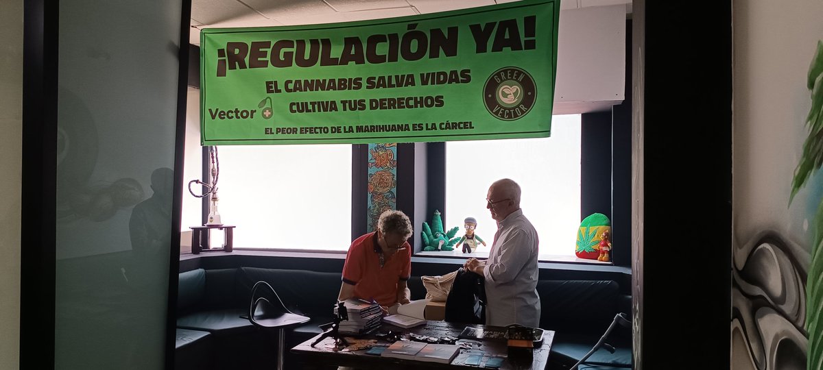 EDUCANNEM's tweet photo. Nuestro agradecimiento a @Vector964534608 #Valencia a @IntKannabia @info_seeds por su colaboración en "Cannabis para mejorar tu salud mental: Claves para la regulación" todo un éxito de presentación 💚 #RDR #CSC #Autocultivo 💚 https://t.co/z8Fh7xPUrA