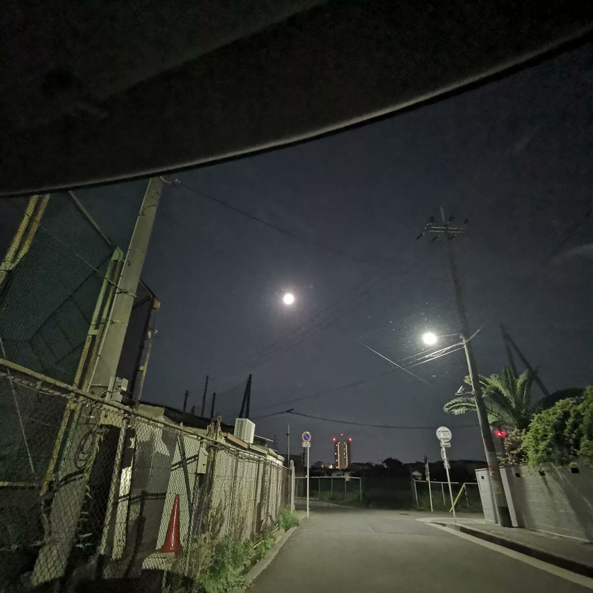 nickshormonsha_'s tweet photo. 14번째 달을 포착했다.
#달 #moon #Mond #Луна #місяць #lune #月亮 #月 #lua #चन्द्र #φεγγάρι #luna #거의보름달 #ほぼ満月 #几乎满月 #nearlyfullmoon #almostfullmoon https://t.co/EbnS1vPlfb