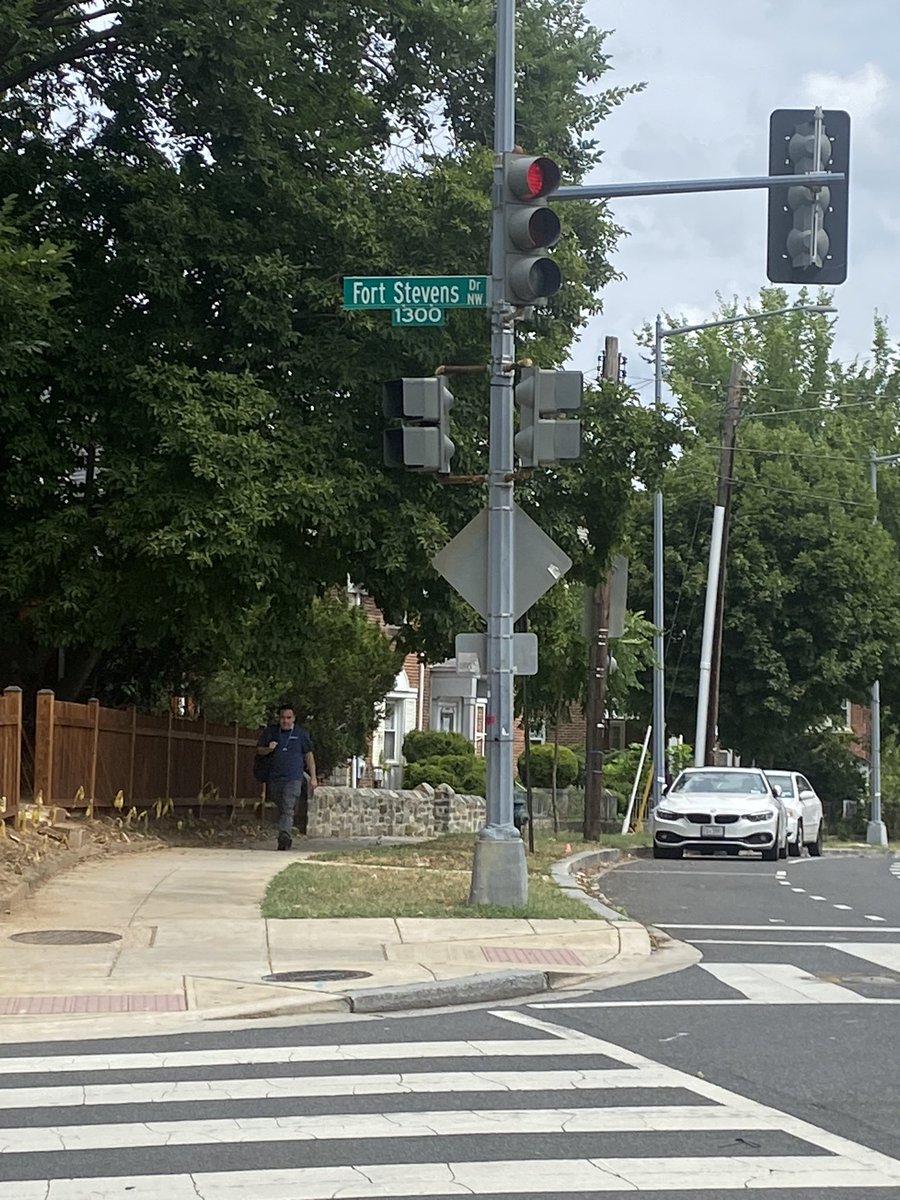 cherylbee's tweet photo. @311DCgov 
Pedestrian signal at the corner of Fort Stevens Dr., Northwest and 13th St., Northwest is facing the wrong direction. Pedestrian hazard.⚠️ https://t.co/fqaZcFzcd4