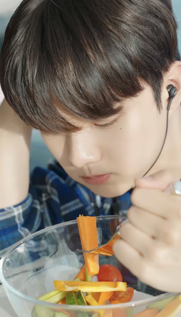 아가 볼빵빵 야채 잘먹네 (*´∪`)
   본받아야겠는걸 ..