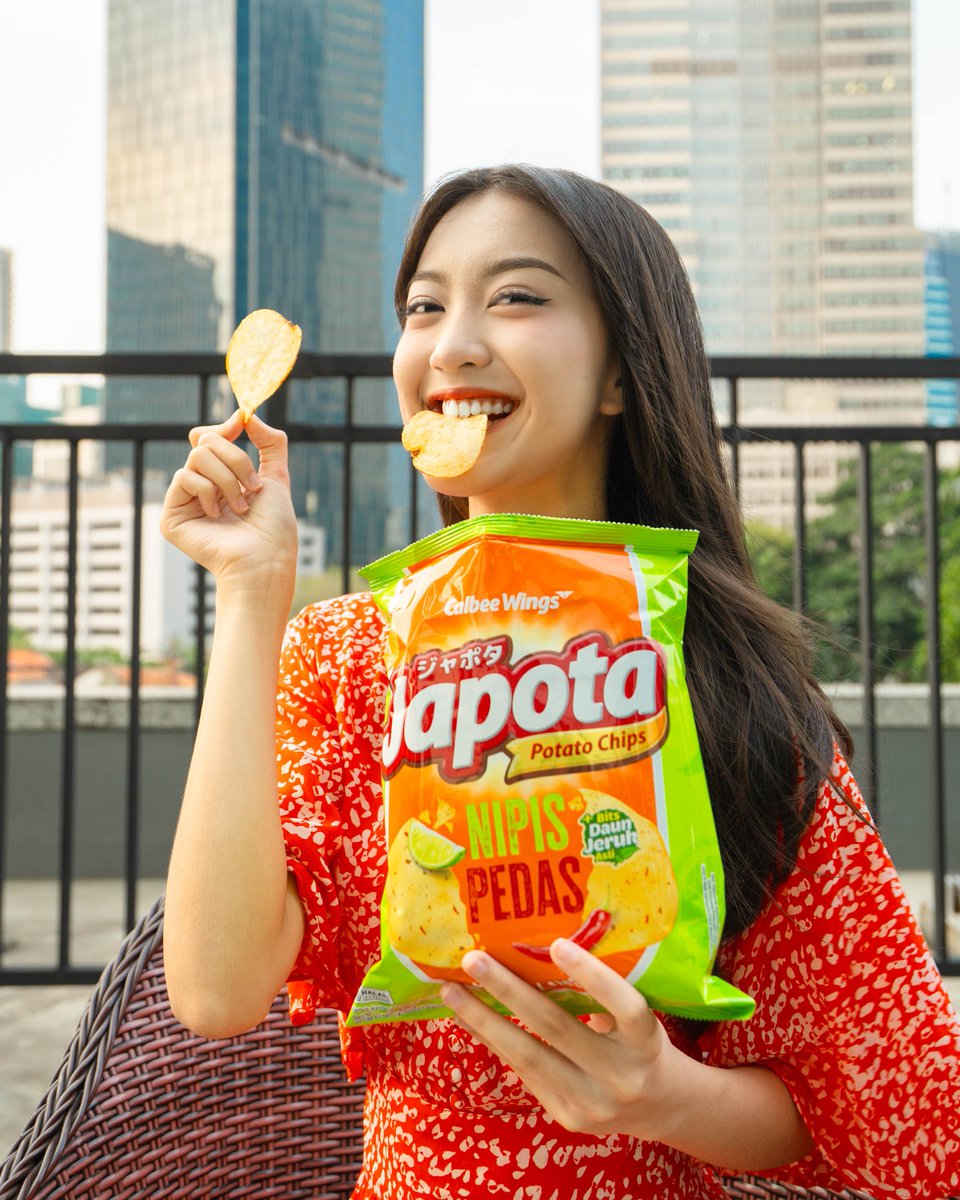 Greesel_JKT48's tweet photo. Challenge accepted! Aku baru tau ada keripik kentang yang rasanya senagih ini, Japota Nipis Pedas 🤩
Rasa pedas dan segar jeruk nipis approved!
Yuk cobain dan post foto kayak aku buat menangin tiket teater JKT48. Lengkapnya di @JapotaID https://t.co/WvhIGL8EU8