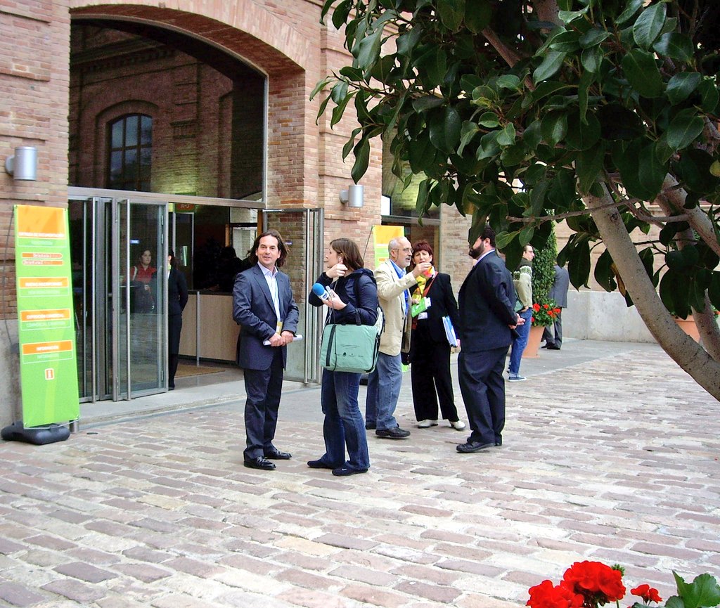 arbopalm's tweet photo. Viendo fotos de hace algunos años me encuentro con esta 'ocurrencia genial' del equipo de arboristas franceses que dinamizó una parte de la celebración de #Valencia como 1ª European City of Trees (#ECOT) en 2007. Por aquel entonces era Presi de @aearboricultura e hice de todo🤗 https://t.co/1kUxuQbcbr