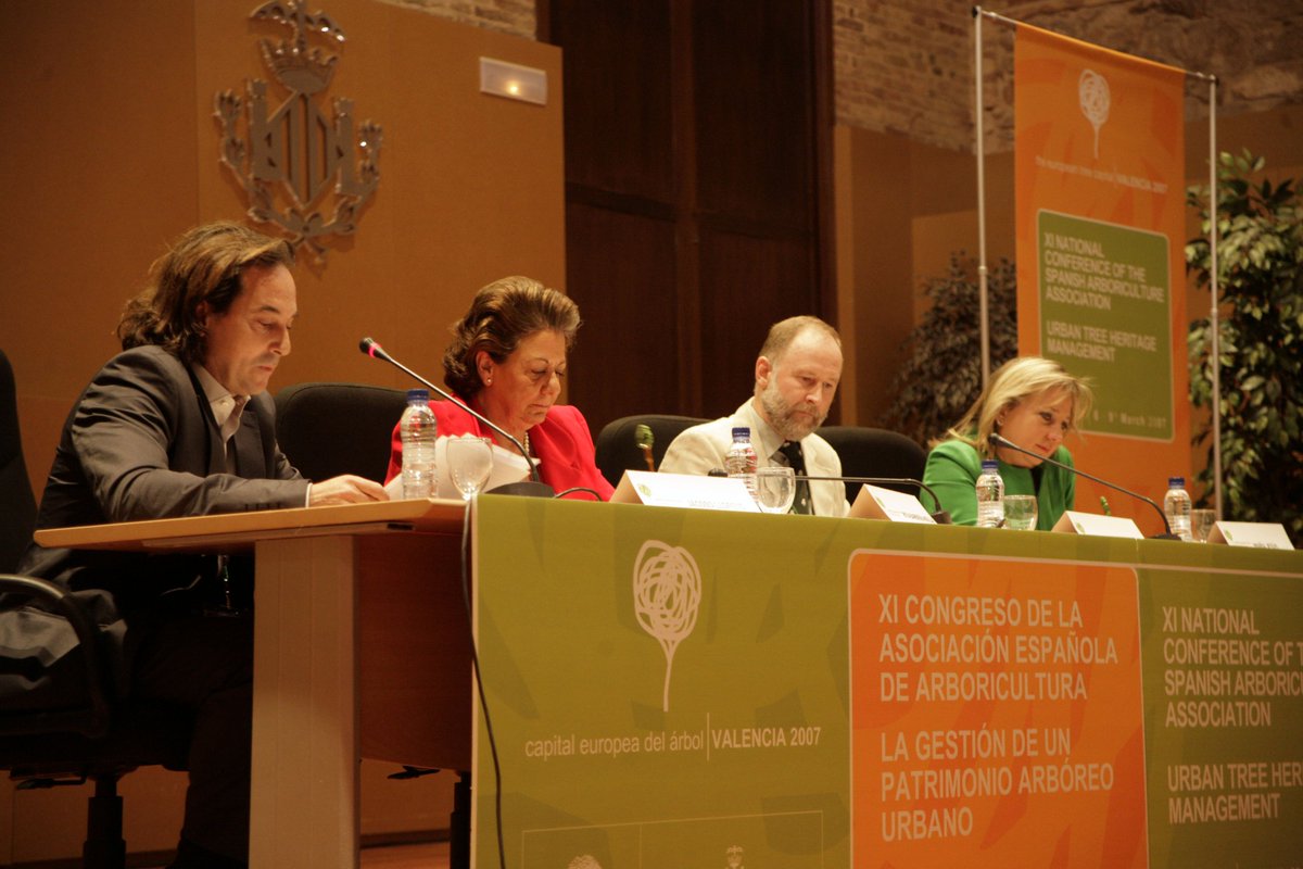 arbopalm's tweet photo. Viendo fotos de hace algunos años me encuentro con esta 'ocurrencia genial' del equipo de arboristas franceses que dinamizó una parte de la celebración de #Valencia como 1ª European City of Trees (#ECOT) en 2007. Por aquel entonces era Presi de @aearboricultura e hice de todo🤗 https://t.co/1kUxuQbcbr