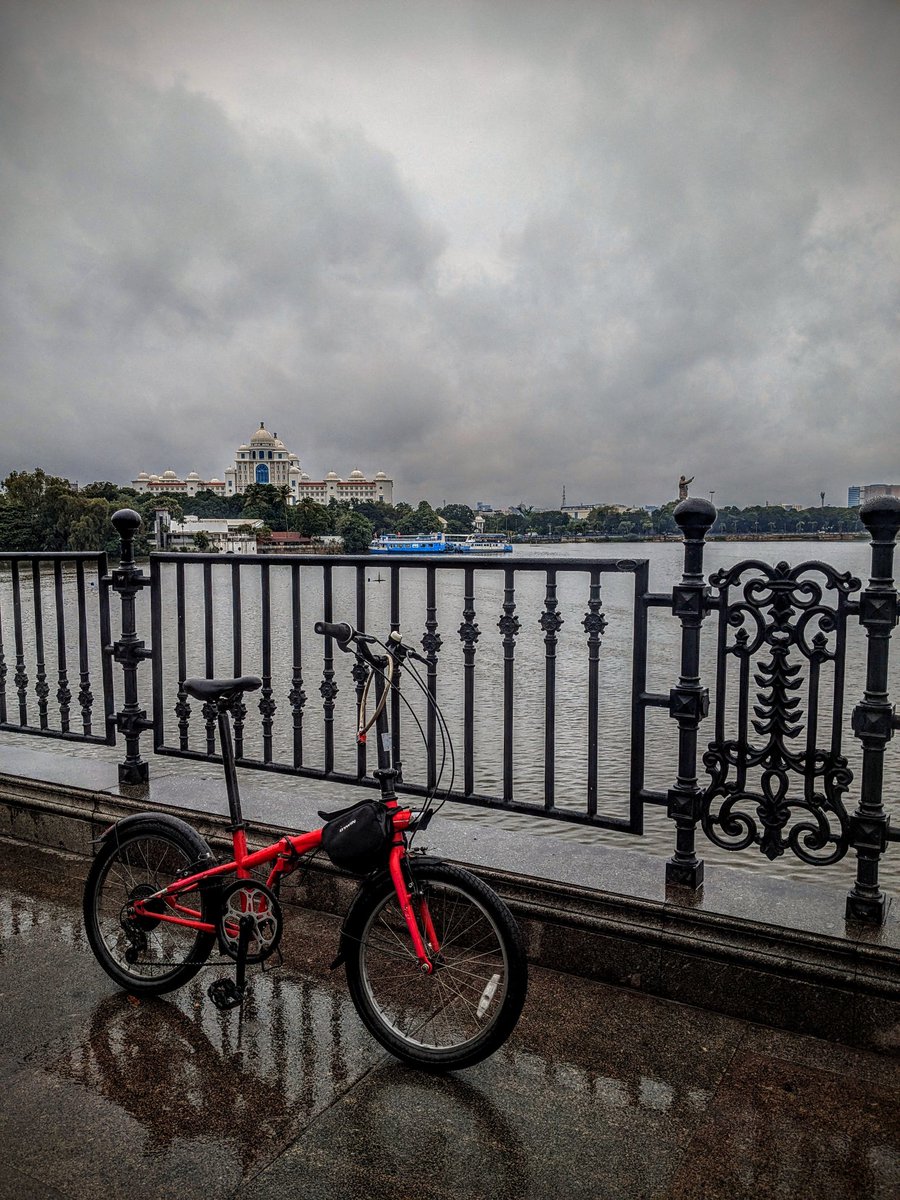 steelstreetbikr's tweet photo. #Hyderabad #cyclistlife #tinysteeltoy  #foldie #justlikeatrolleybag to#monsoonvibes 😍 🌧️⛓️⚙️🚴🏻‍♂️#steelisreal  @HiHyderabad
#HussianSagar FTL ? https://t.co/Mv5hsqkE8V