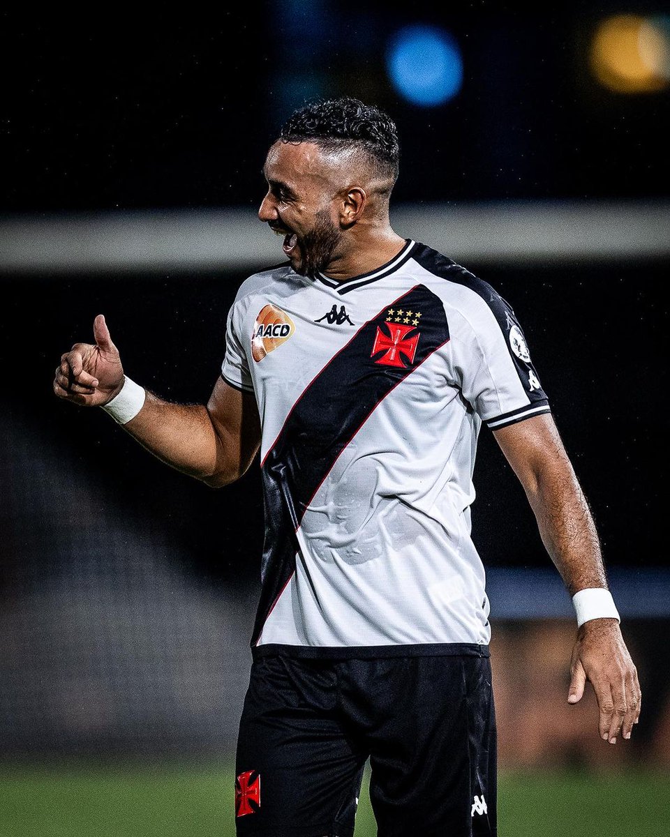 Payet estava liberado para voltar a jogar, mas conversou com a comissão técnica e achou melhor treinar mais uma semana.

O francês não quer correr mais riscos de nova lesão.

🗞️: @mvasconcelosav 
📸: Rodrigo Ferreira