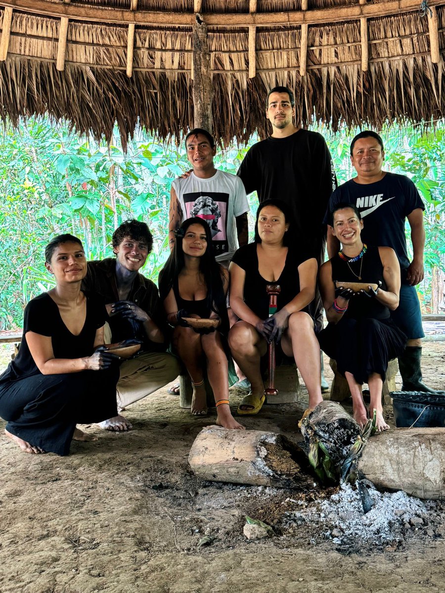 Sarayaku_Libre's tweet photo. El Pueblo de Sarayaku tuvimos la grata visita del cantante @ShawnMendes Durante su estadía comparte la cotidianidad con los jóvenes jugando fútbol, tocando música, conociendo árboles y escuchando sobre nuestra lucha por cuidar al Kawsak Sacha -Selva Viviente y sus conocimientos💚 https://t.co/IZPlKrSzEQ