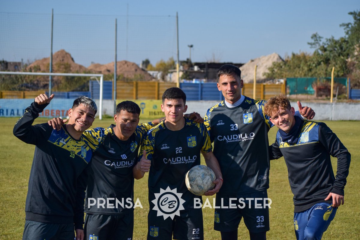 PrensaBallester's tweet photo. 👍🏻 HERMANDAD 🤜🏻🤛🏻

📸 estebanaltamiranda 

#VamosCanalla ! 🇺🇦⚽ https://t.co/NH31Zz6Mpz