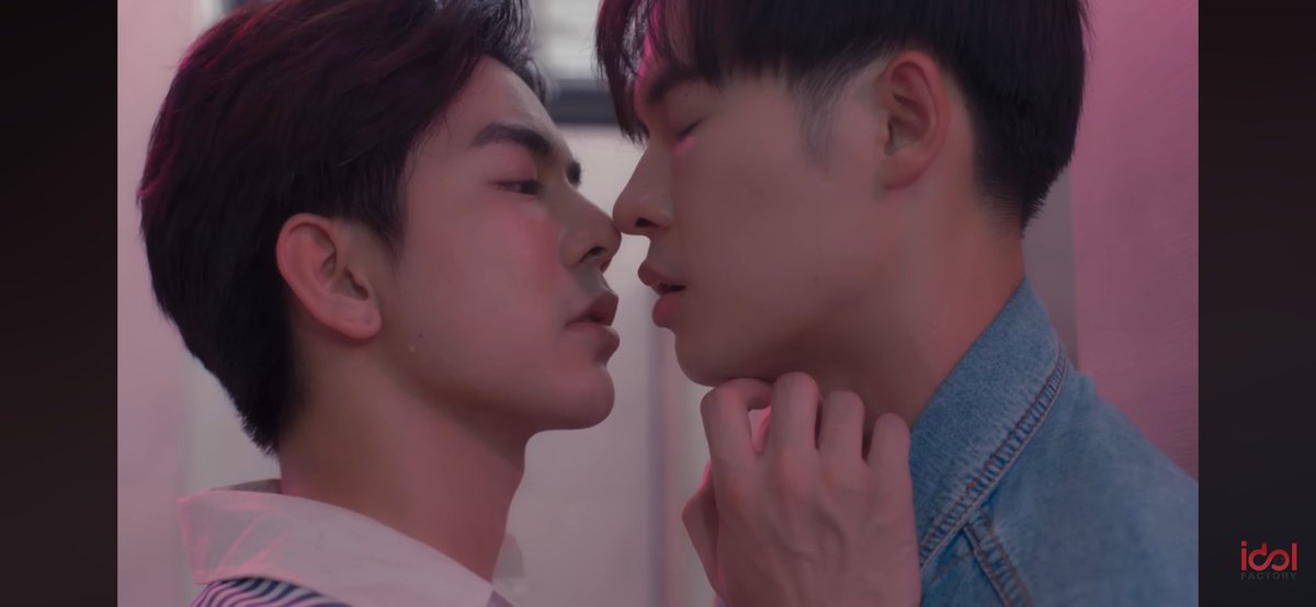 V_Min_Kook8181's tweet photo. Drunken Bolster : like Phaya 
Sober Tharn : like him my arse😂

THAI BL NAGA FIREBALLS
 #TheSignEP3 #TheSignRewatchParty
#Bbil1ypn #Babiibabe #BillyBabe https://t.co/Hj9xitJihH