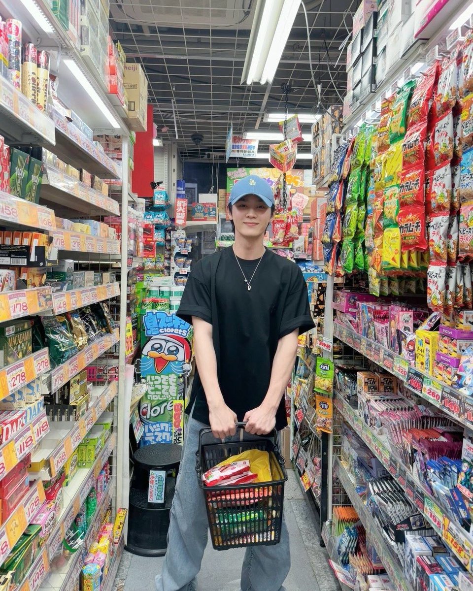 wayvkunsolo's tweet photo. This Kun photo is super adorable and cozy 🥰 it’s giving late night shopping for all the delicious snacks to enjoy while watching your favourite shows https://t.co/jxuKR0zrFl