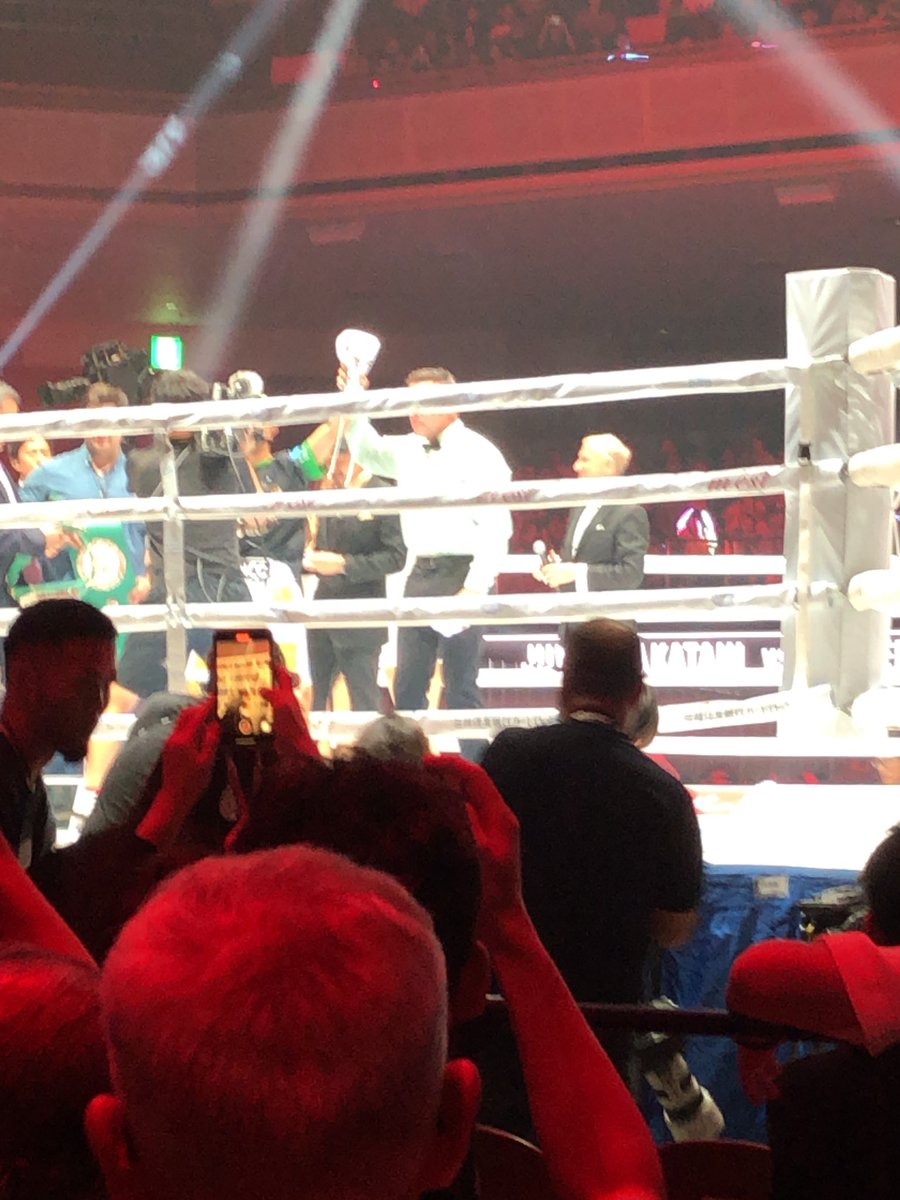 shyutoo's tweet photo. 久しぶりにリングサイドでボクシング🥊
流石、世界チャンピオンの中谷くん強すぎる！
1ラウンド、ボディ1発でKO勝ち🏆 https://t.co/ZsP0iRXuun